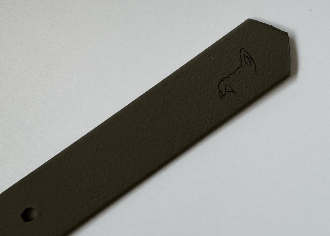 Detailaufnahme der Gravur mit THENSKI Logo auf einem Biothane® Hundehalsband – wasserfest, robust und personalisierbar