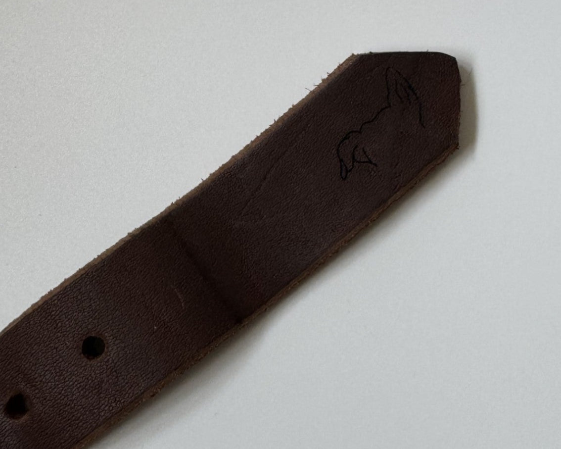 Graviertes THENSKI Logo auf einem handgefertigten Lederhalsband – stilvolle Personalisierung mit Liebe zum Detail