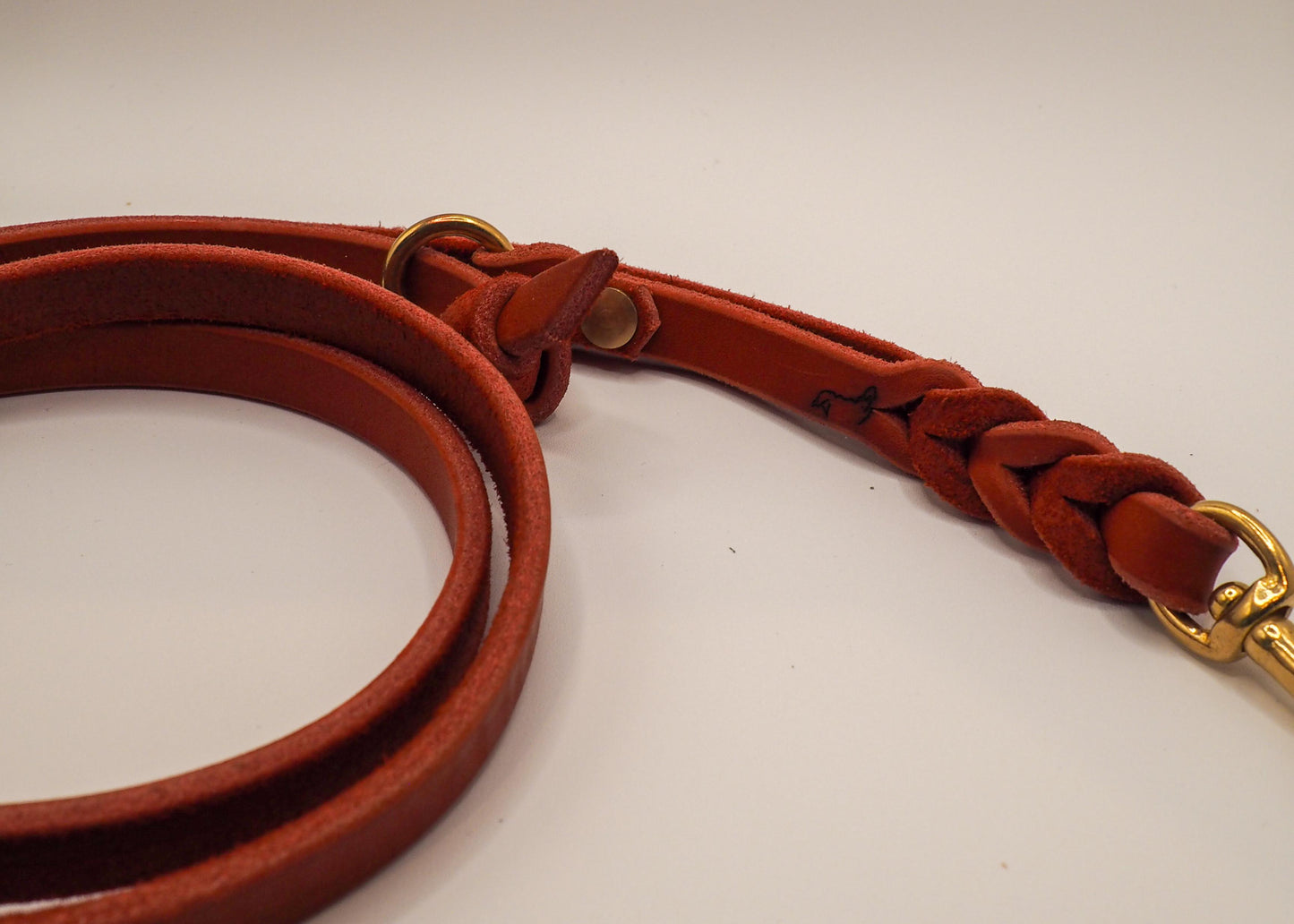 Detailaufnahme der Hundeleine mit eingraviertem THENSKI-Logo – Gravur ist auf jedem Halsband enthalten