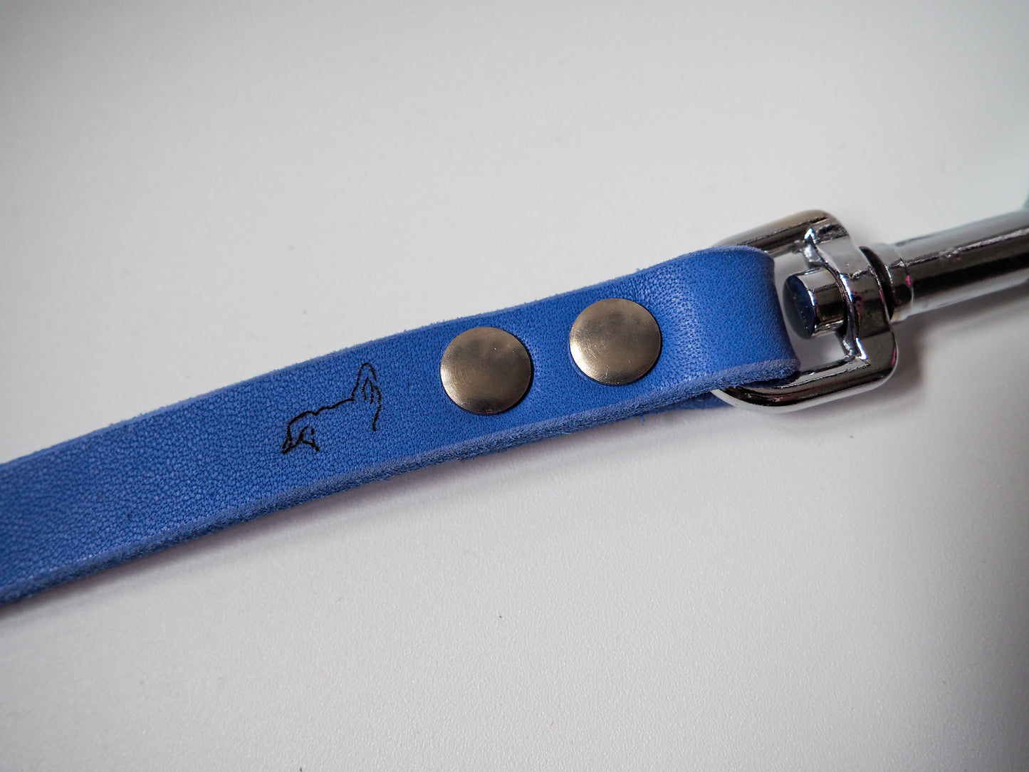 THENSKI Gravur auf handgefertigter Leine – hochwertiges Logo-Detail auf Leder oder Biothane® für personalisiertes Hundezubehör