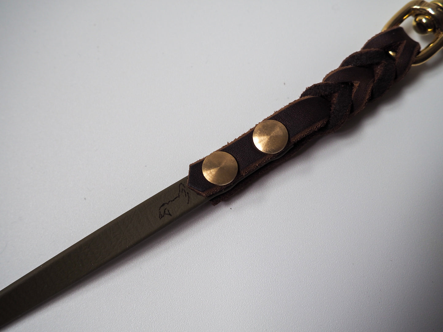 THENSKI Gravur auf handgefertigter Leine – hochwertiges Logo-Detail auf Leder oder Biothane® für personalisiertes Hundezubehör