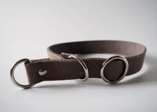 Verstellbares Zugstop Halsband aus einfarbigem Leder auf weißem Hintergrund – handgefertigt, robust und individuell anpassbar
