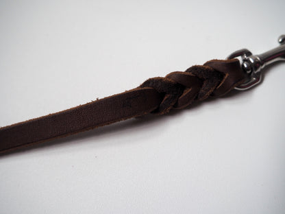 THENSKI Gravur auf handgefertigter Leine – hochwertiges Logo-Detail auf Leder oder Biothane® für personalisiertes Hundezubehör