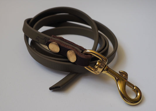 Zweifarbige Führleine aus Biothane® und Leder auf weißem Hintergrund – wetterfest, langlebig & handgefertigt für Hunde aller Rassen