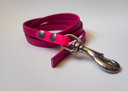 Führleine aus zweifarbigem Biothane® auf weißem Hintergrund – robust, pflegeleicht und handgefertigt für Hunde aller Größen