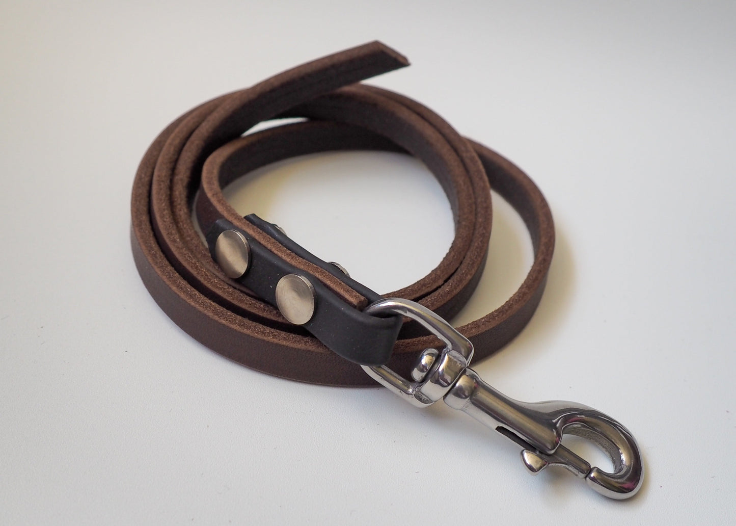 Zweifarbige Führleine aus Leder und Biothane® auf weißem Hintergrund – langlebig, wasserabweisend & handgefertigt für Hunde