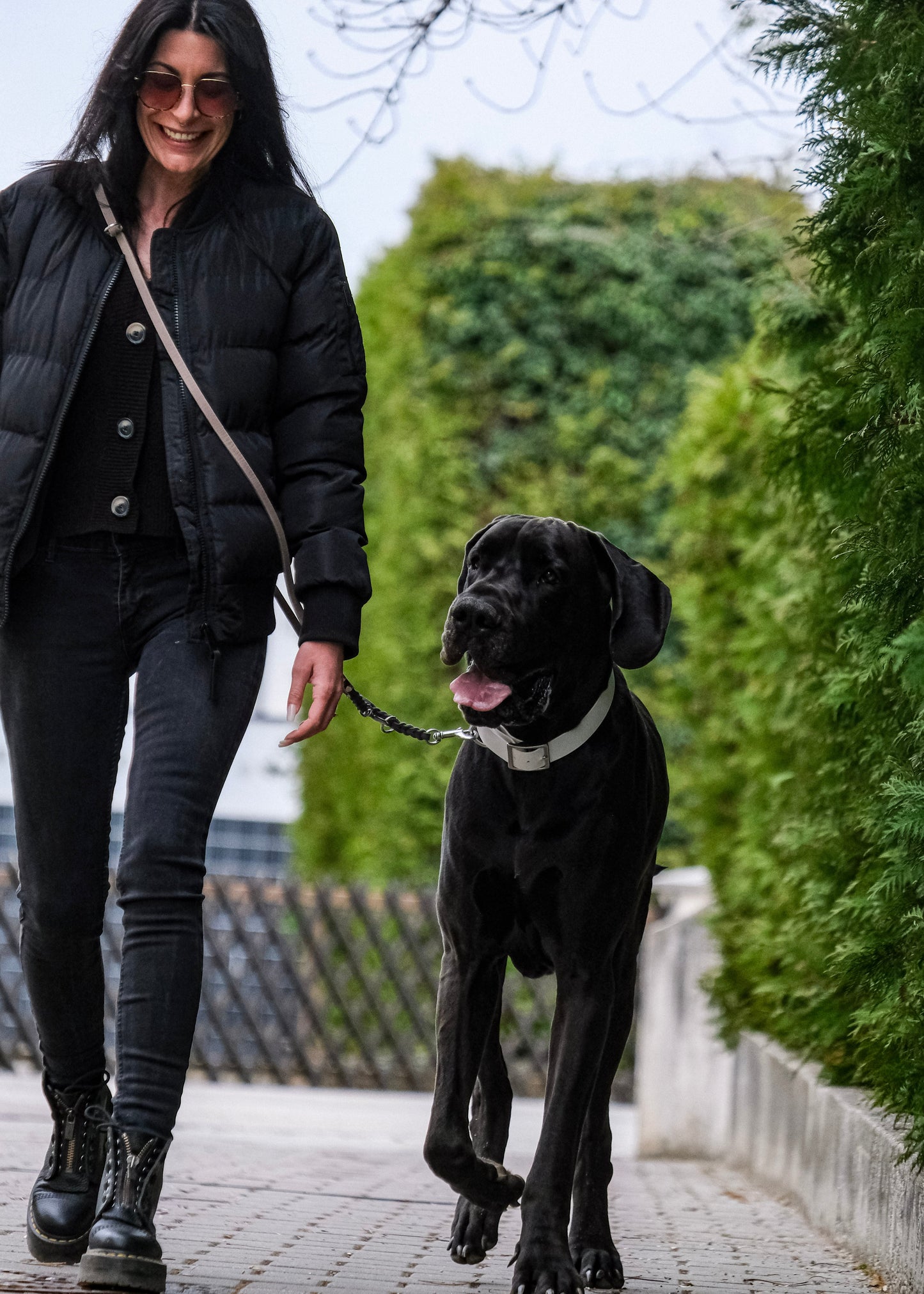 Detail der Flechtung und Verstellmöglichkeit der zweifarbigen Lederleine – hochwertige Materialien & präzise Verarbeitung