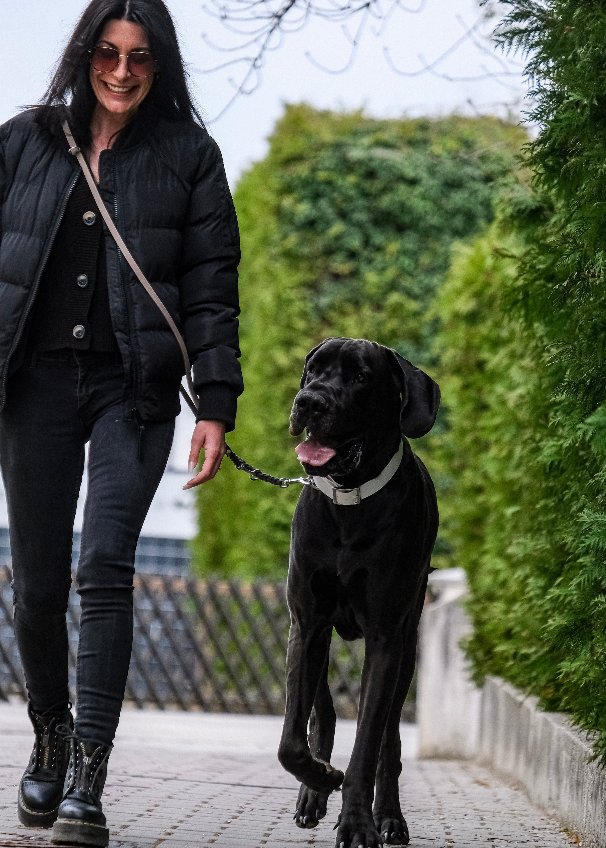 Detail der Flechtung und Verstellmöglichkeit der zweifarbigen Lederleine – hochwertige Materialien & präzise Verarbeitung