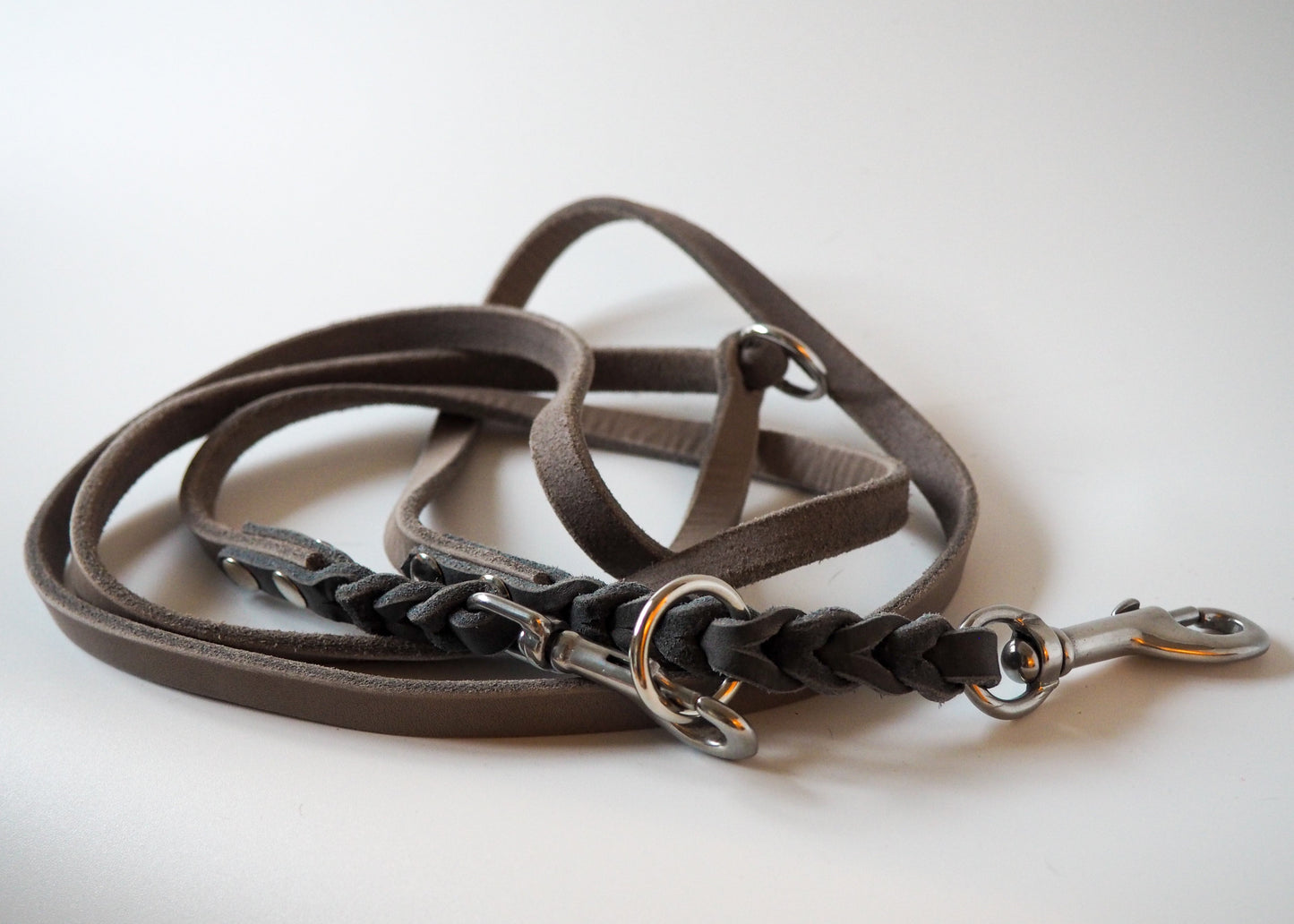 Geflochtene Verstell-Leine aus zweifarbigem Leder auf weißem Hintergrund – stylisch, robust und individuell längenverstellbar