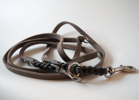 Geflochtene Verstell-Leine aus zweifarbigem Leder auf weißem Hintergrund – stylisch, robust und individuell längenverstellbar