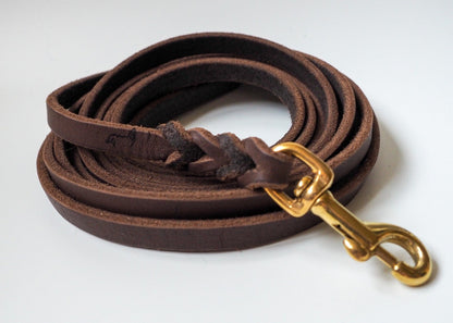 Geflochtene Schleppleine aus einfarbigem Leder auf weißem Hintergrund – handgefertigt, langlebig & ideal für Rückruftraining