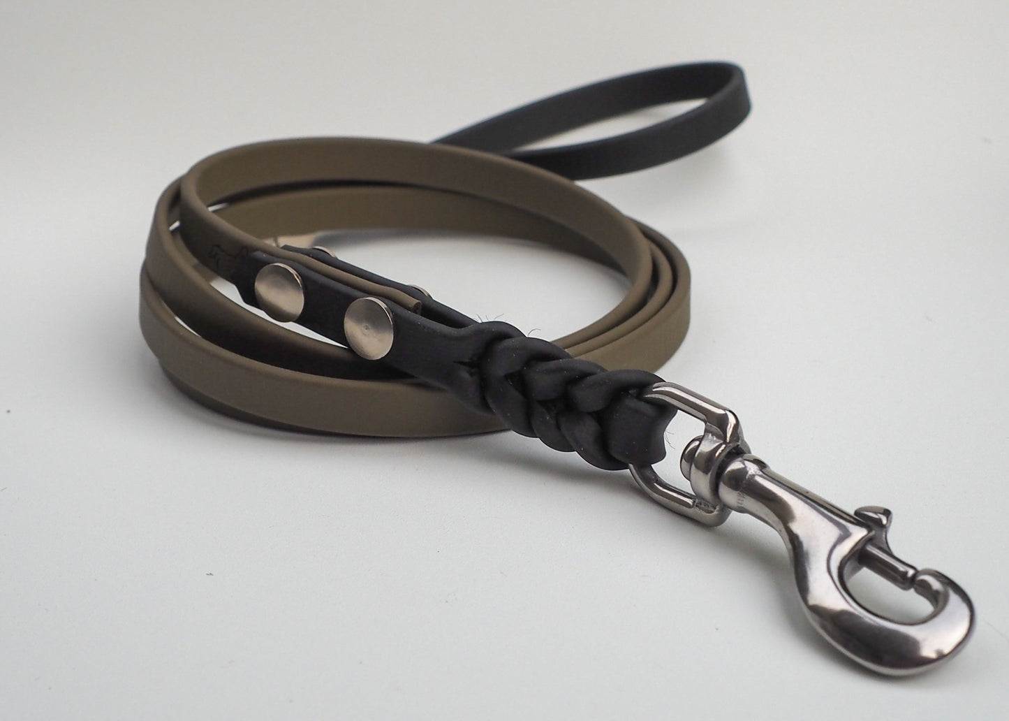 Geflochtene Führleine aus zweifarbiger Biothane® mit integrierter Handschlaufe – langlebig, wasserfest und leicht zu reinigen