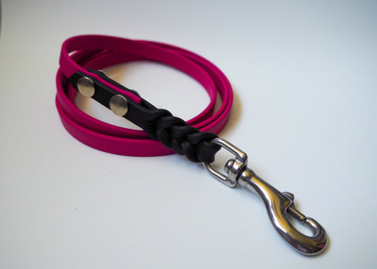 Geflochtene Führleine aus zweifarbigem Biothane® auf weißem Hintergrund – robust, wetterfest und handgefertigt für Hunde