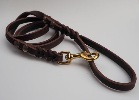 Geflochtene Führleine mit Handschlaufe aus zweifarbigem Leder – handgefertigt, stabil und stilvoll für Hunde aller Größen
