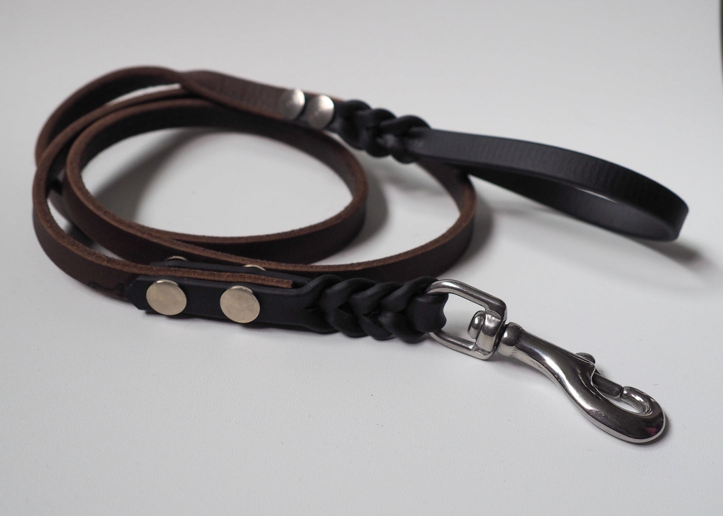 Zweifarbige geflochtene Führleine mit Handschlaufe aus Leder und Biothane® – auf weißem Hintergrund