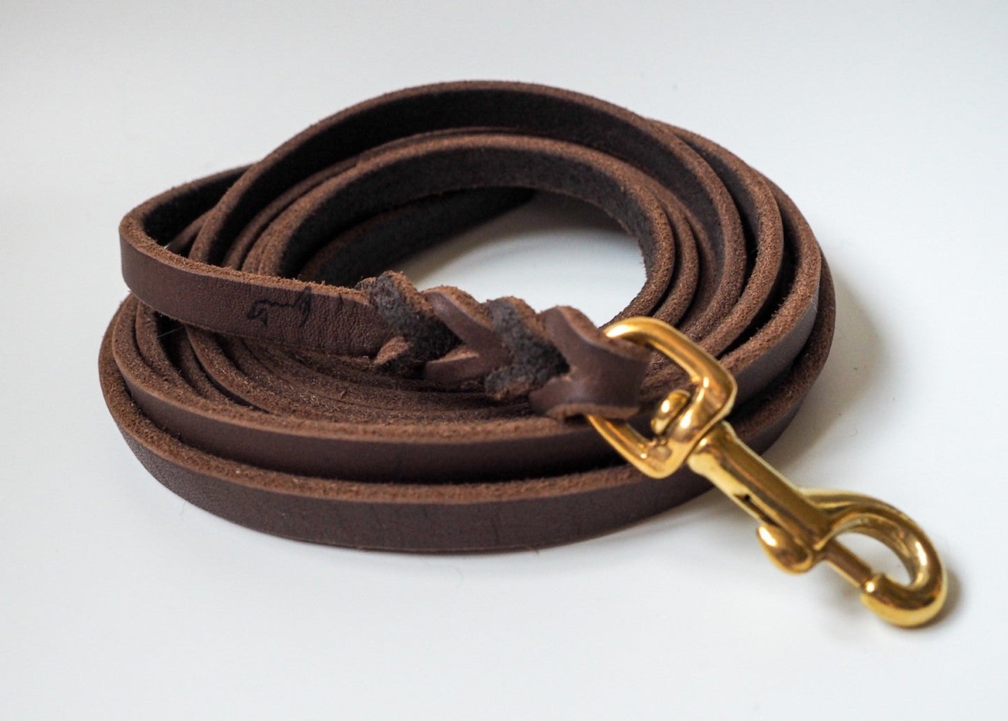 Geflochtene, einfarbige Führleine aus Leder – handgefertigtes Hundezubehör für alle Hunderassen, individuell anpassbar