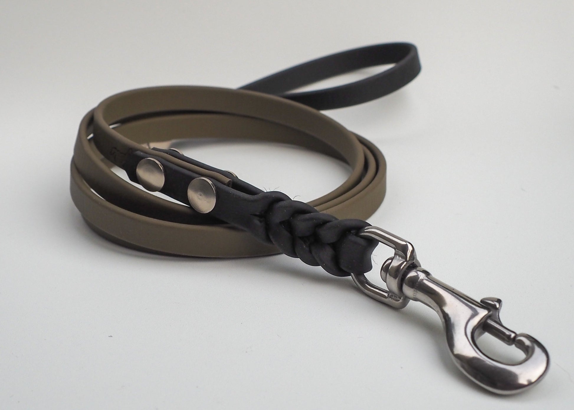 Geflochtene Schleppleine aus zweifarbiger Biothane® mit praktischer Handschlaufe – robust, leicht zu reinigen und wetterfest