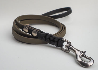 Geflochtene Schleppleine aus zweifarbiger Biothane® mit praktischer Handschlaufe – robust, leicht zu reinigen und wetterfest