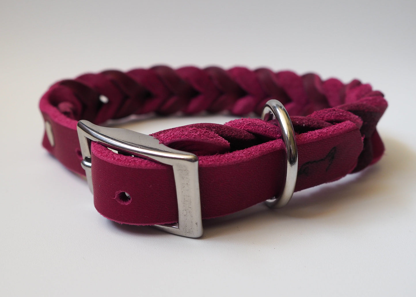 Geflochtenes Hundehalsband aus zweifarbigem Leder mit Schnallenverschluss auf weißem Hintergrund – handgefertigt, individuell & robust