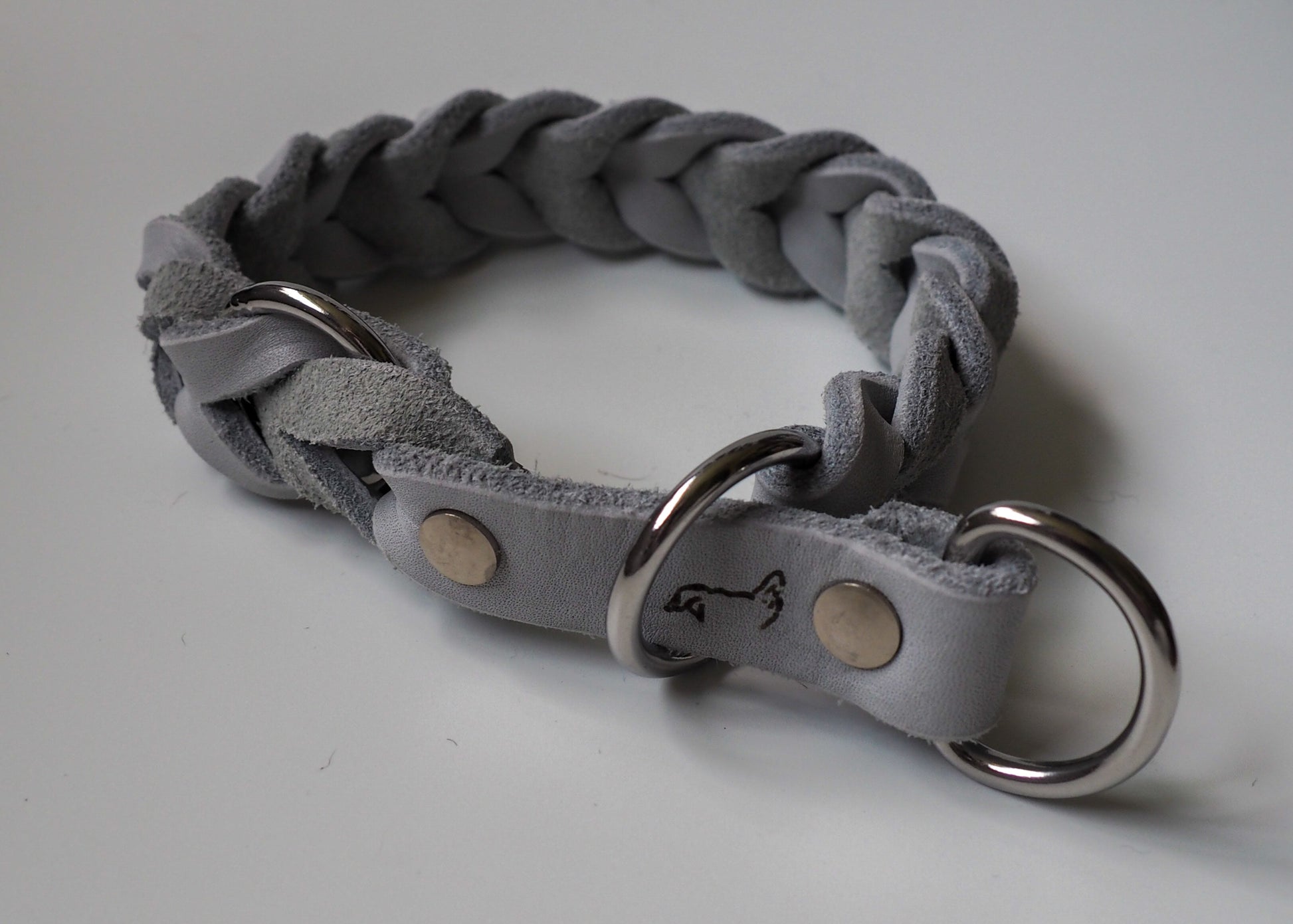 Geflochtenes Zugstop Halsband aus einfarbigem Leder – handgefertigt, robust, individuell anpassbar in Länge und Breite