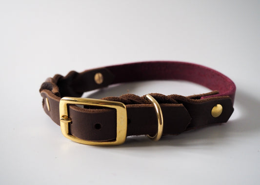 Kombi-Halsband aus zweifarbigem Leder mit Schnallenverschluss auf weißem Hintergrund – handgefertigt, edel & individuell anpassbar