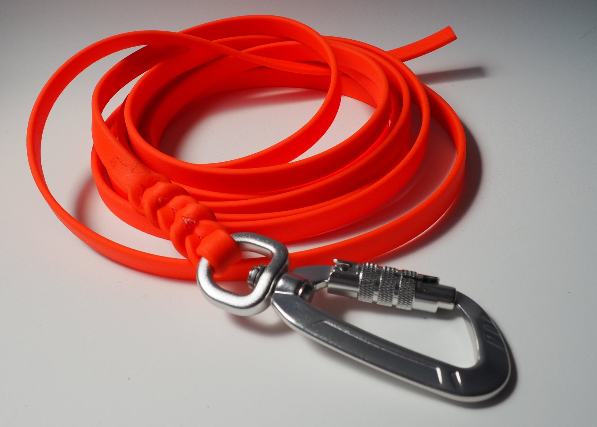 Geflochtene Schleppleine aus einfarbiger Biothane® auf weißem Hintergrund – robust, wasserfest & handgefertigt für Hunde