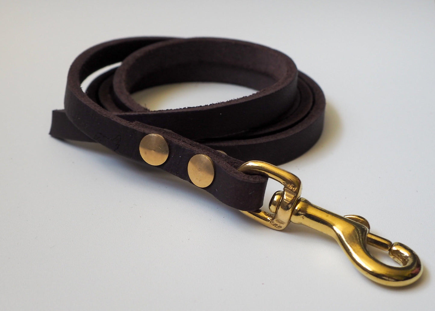 Einfarbige Schleppleine aus hochwertigem Leder – robust, stilvoll und handgefertigt für den täglichen Einsatz mit dem Hund