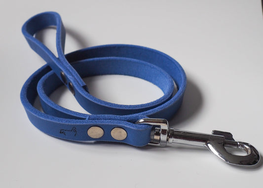 Einfarbige Schleppleine aus hochwertigem Leder mit stabiler Handschlaufe – handgefertigt, robust und klassisch im Design