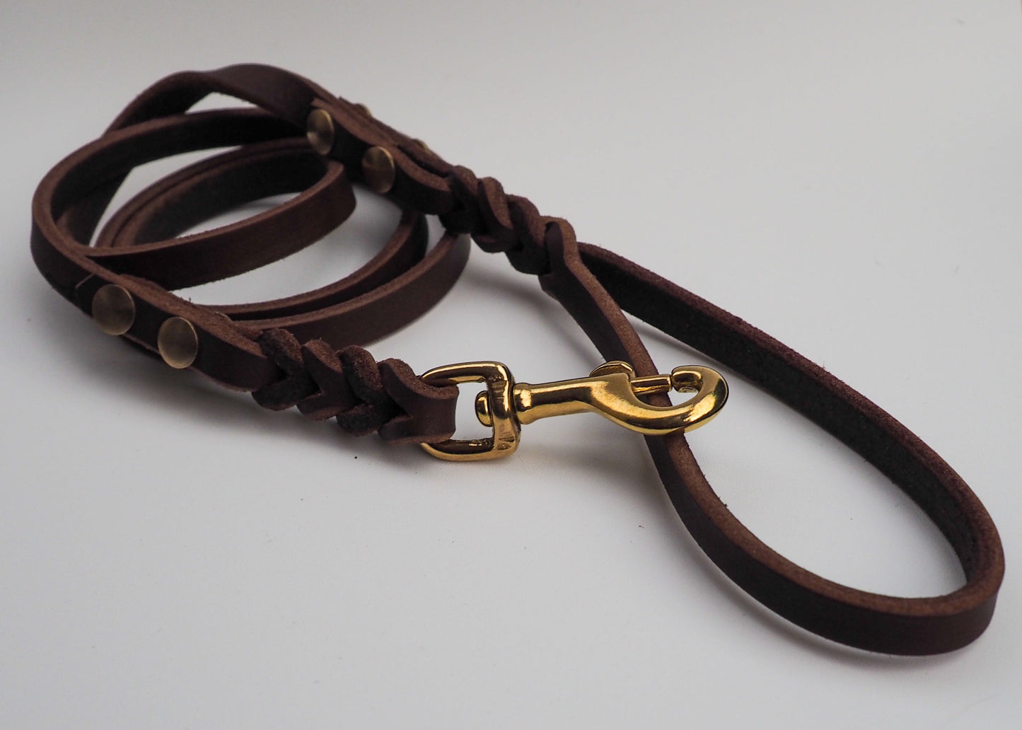 Geflochtene Schleppleine aus zweifarbigem Leder mit stabiler Handschlaufe – edel, griffig und für jedes Abenteuer geeignet