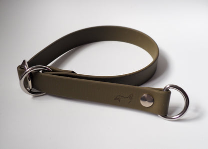 Verstellbares Zugstop Halsband aus einfarbiger Biothane® auf weißem Hintergrund – wasserabweisend, robust & handgefertigt