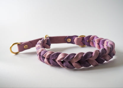 Geflochtenes Zugstop Halsband aus zweifarbigem Leder auf weißem Hintergrund – robust, stilvoll und individuell handgefertigt