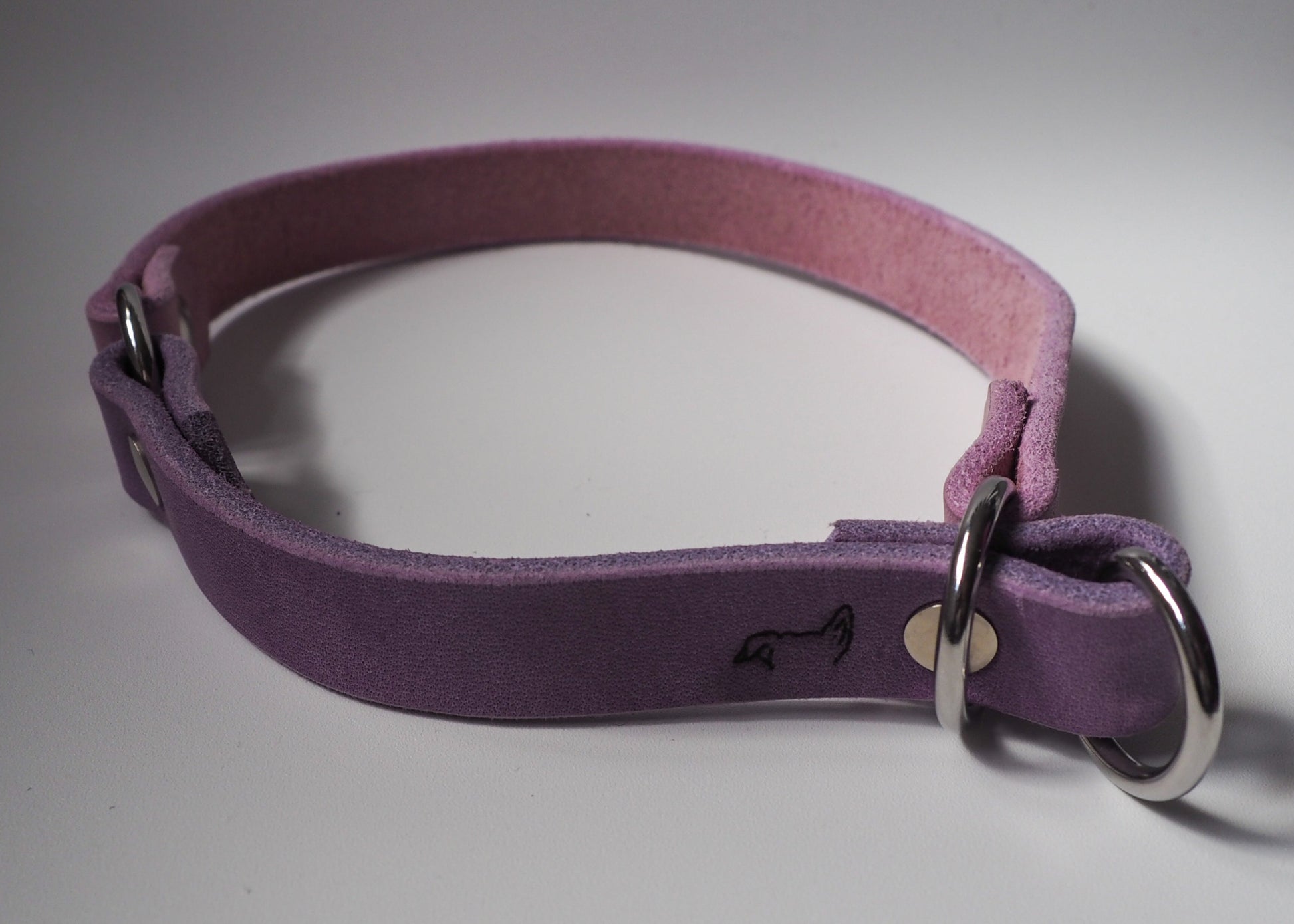 Zugstop Halsband aus zweifarbigem Leder auf weißem Hintergrund – robust, handgefertigt und verstellbar für jeden Hund